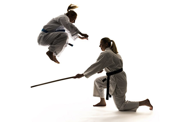 dis_0000_[fpdl.in]_dos-mujeres-atletas-entrenamiento-karate-herramientas-deportivas-foto-nina-saltando-sobre-fondo-blanc