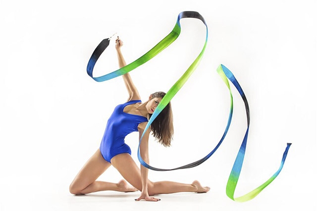dis_0001_[fpdl.in]_joven-morena-gimnasta-entrenamiento-calilisthenics-ejercicio-cinta-azul_155003-44890_medium