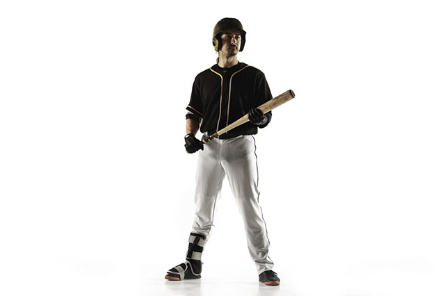 dis_0017_[fpdl.in]_jugador-beisbol-uniforme-negro-practicando-entrenando-aislado-sobre-fondo-blanco_155003-36110_large